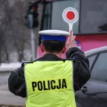 Policjant podczas kontroli drogowej w Polsce – nowe przepisy dla kierowców 2026
