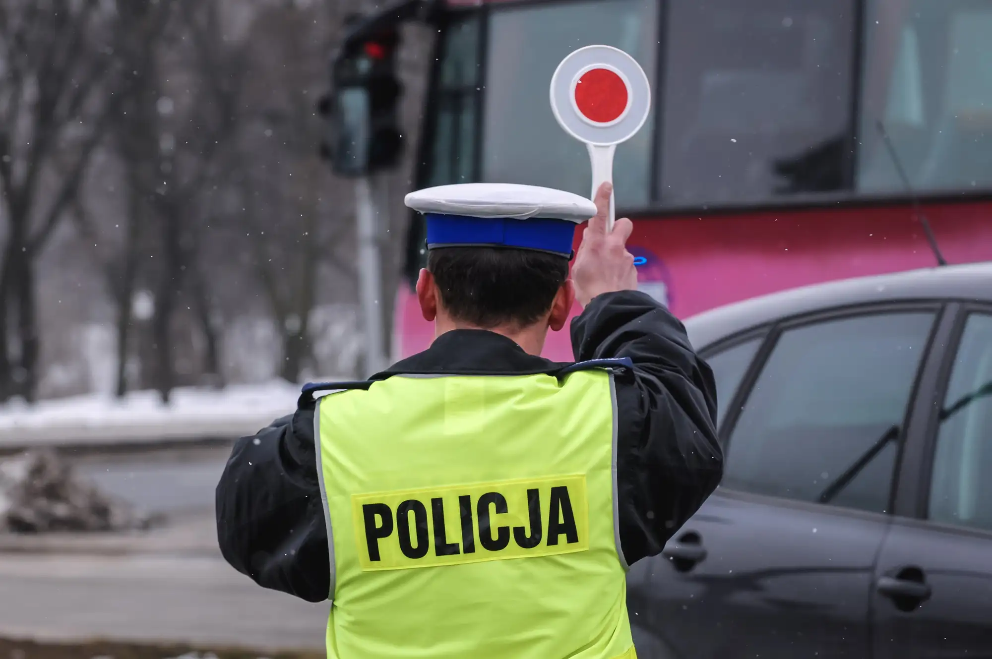 Policjant podczas kontroli drogowej w Polsce – nowe przepisy dla kierowców 2026