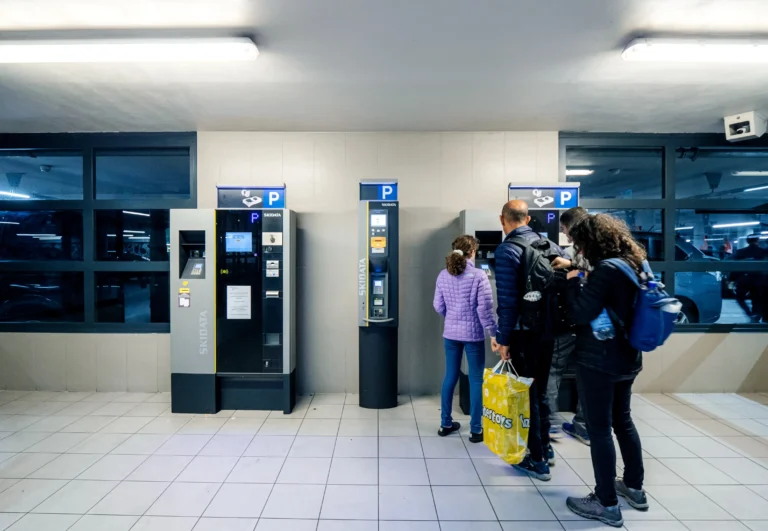 Parkowanie w Holandii – płatne strefy, blauwe zone, vergunning i kary