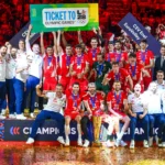 Reprezentacja Polski ze złotymi medalami po zwycięstwie nad Francją w finale mistrzostw Europy siatkarzy 2026
