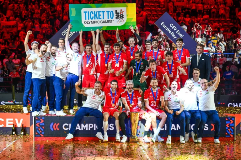 Reprezentacja Polski ze złotymi medalami po zwycięstwie nad Francją w finale mistrzostw Europy siatkarzy 2026