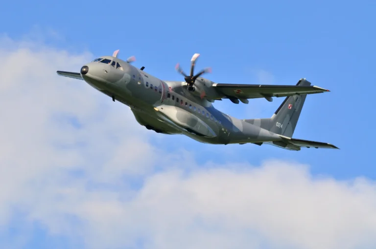 Polski samolot transportowy CASA C-295 w locie