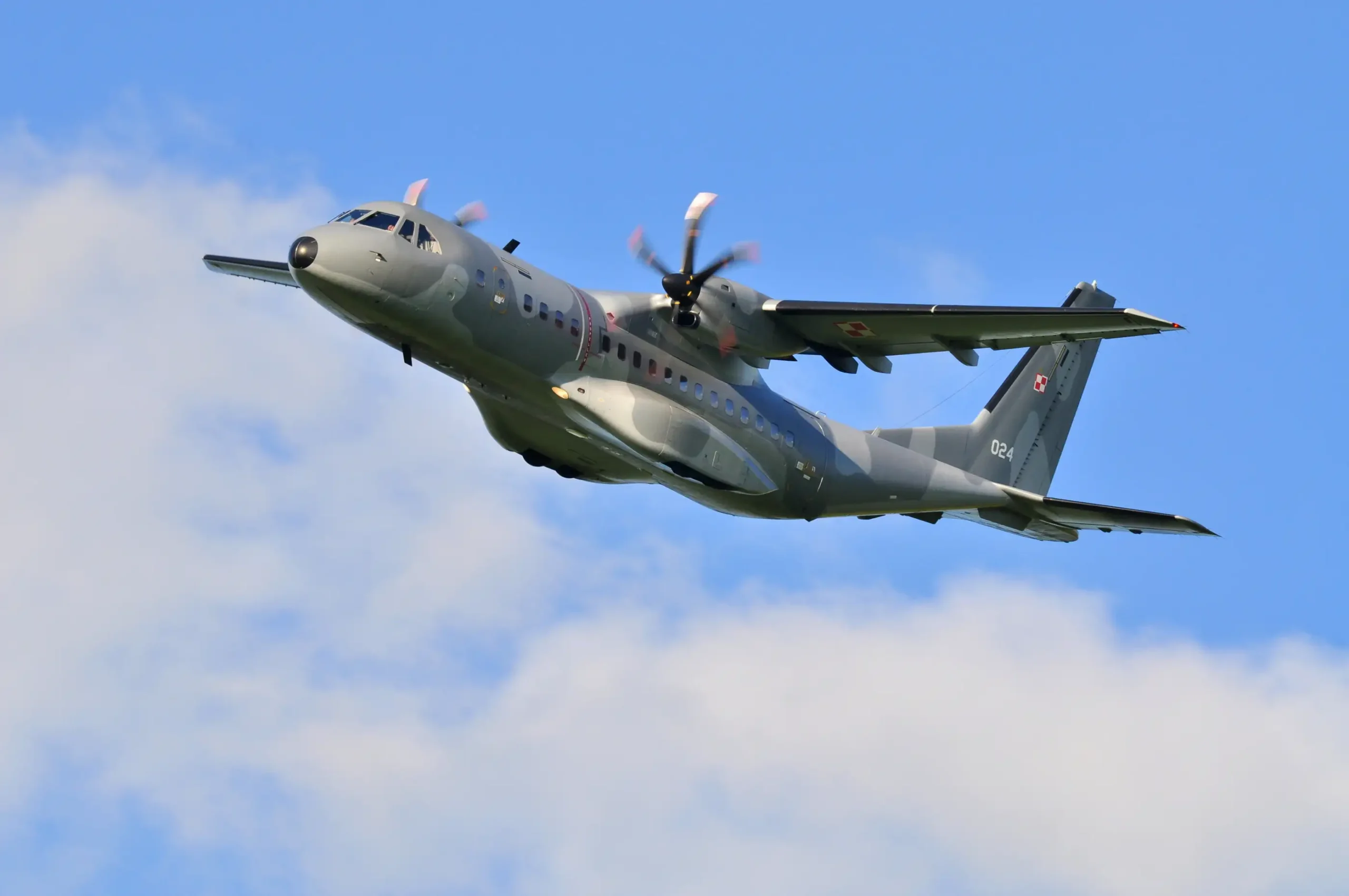 Polski samolot transportowy CASA C-295 w locie