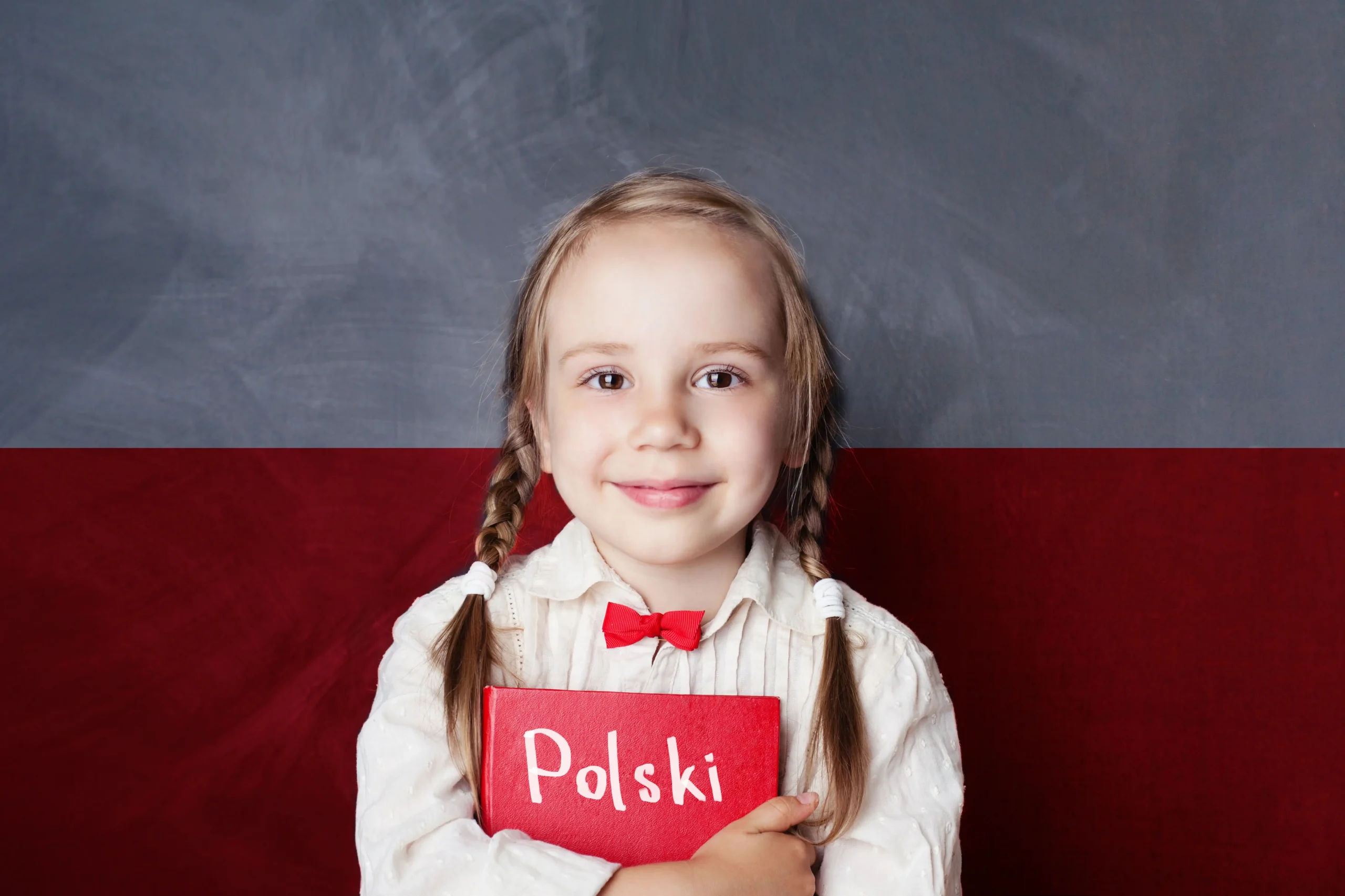 Dziecko z książką do nauki języka polskiego – polskie szkoły w Holandii