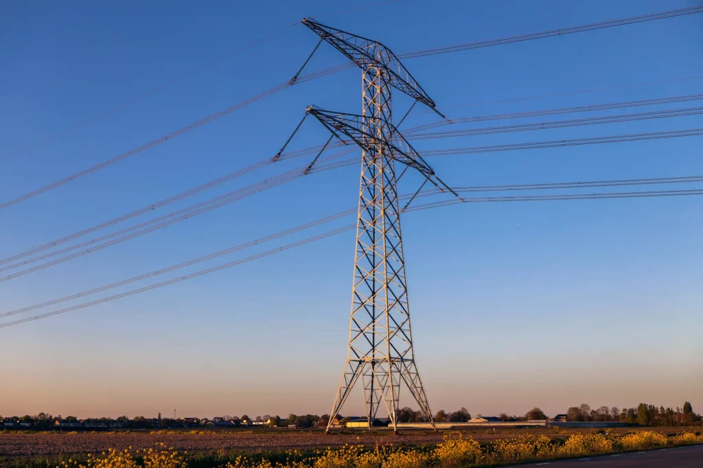 Słupy wysokiego napięcia i linie energetyczne w Zevenhuizen w Holandii