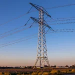Słupy wysokiego napięcia i linie energetyczne w Zevenhuizen w Holandii