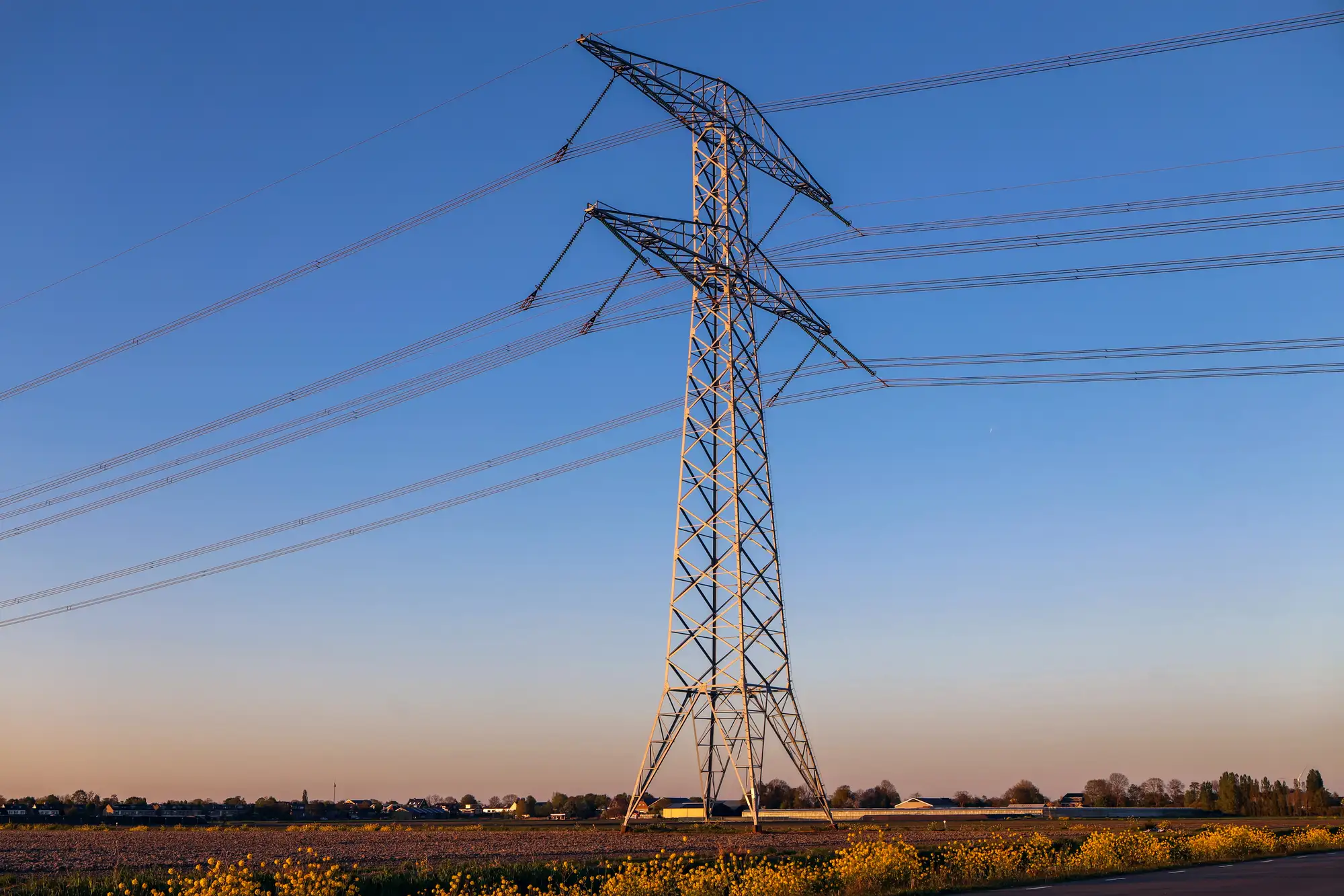 Słupy wysokiego napięcia i linie energetyczne w Zevenhuizen w Holandii