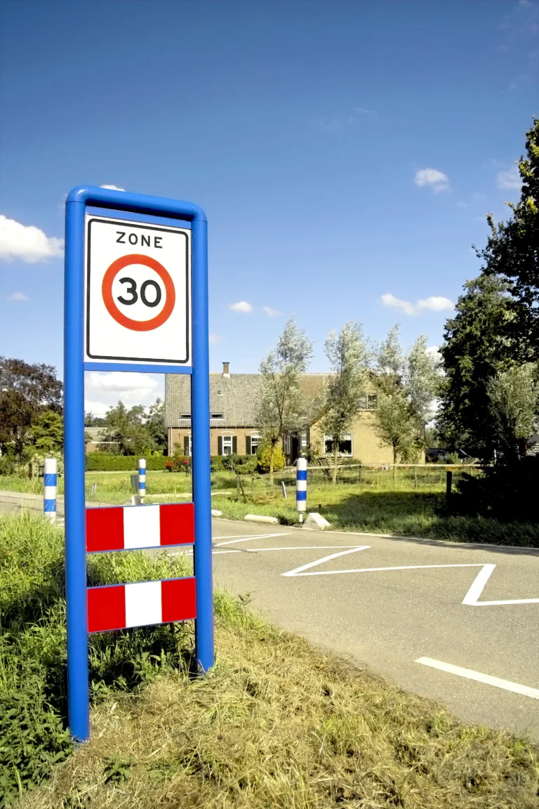 Holenderska droga i znaki drogowe – przepisy dla kierowców