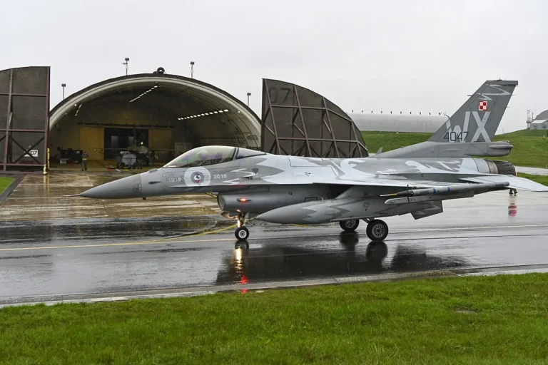 Polski myśliwiec F-16 na lotnisku – ilustracja do informacji o działaniach lotnictwa po rosyjskim ataku blisko granicy