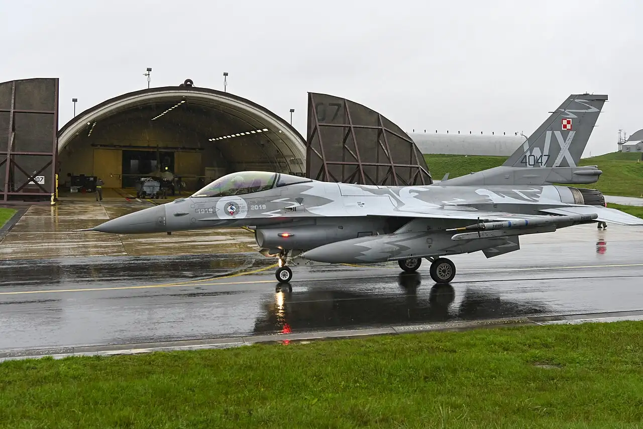 Polski myśliwiec F-16 na lotnisku – ilustracja do informacji o działaniach lotnictwa po rosyjskim ataku blisko granicy