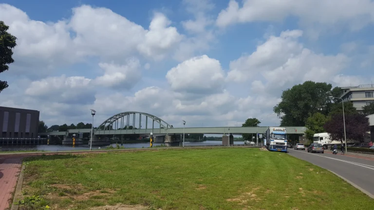 Stary most kolejowy Spoorbrug nad Mozą w Maastricht w Limburgii