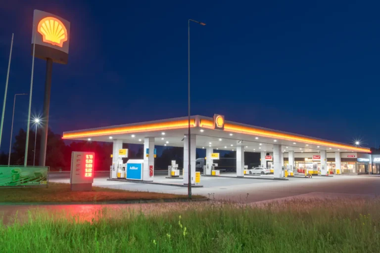 Stacja paliw Shell w Kołbaskowie w Polsce nocą