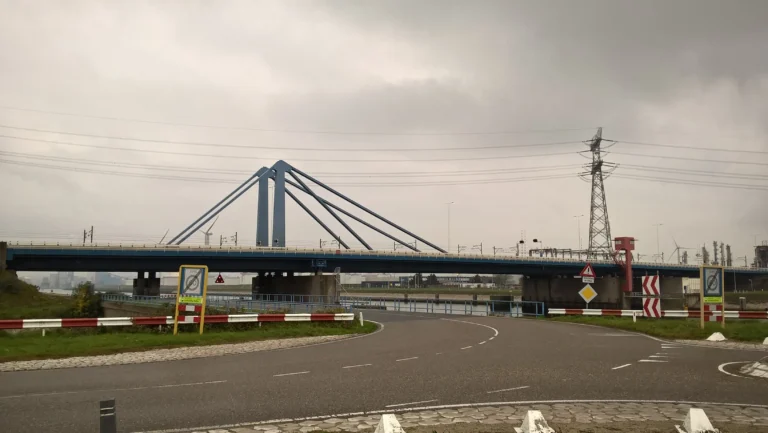 Suurhoffbrug na autostradzie A15 w kierunku Maasvlakte w Rotterdamie