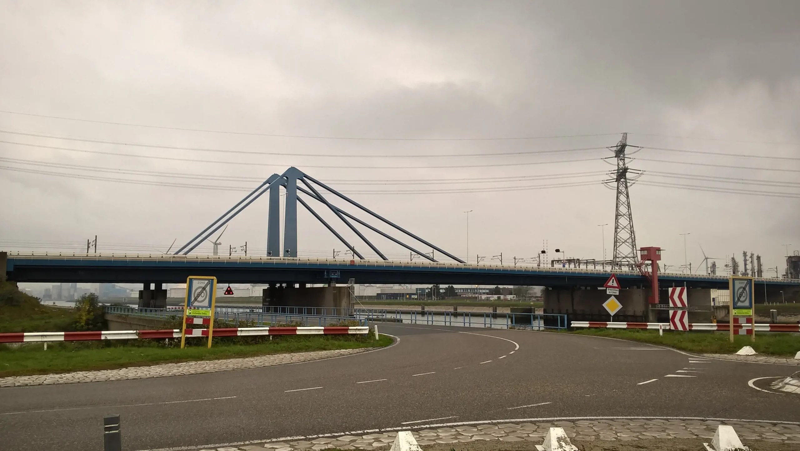 Suurhoffbrug na autostradzie A15 w kierunku Maasvlakte w Rotterdamie