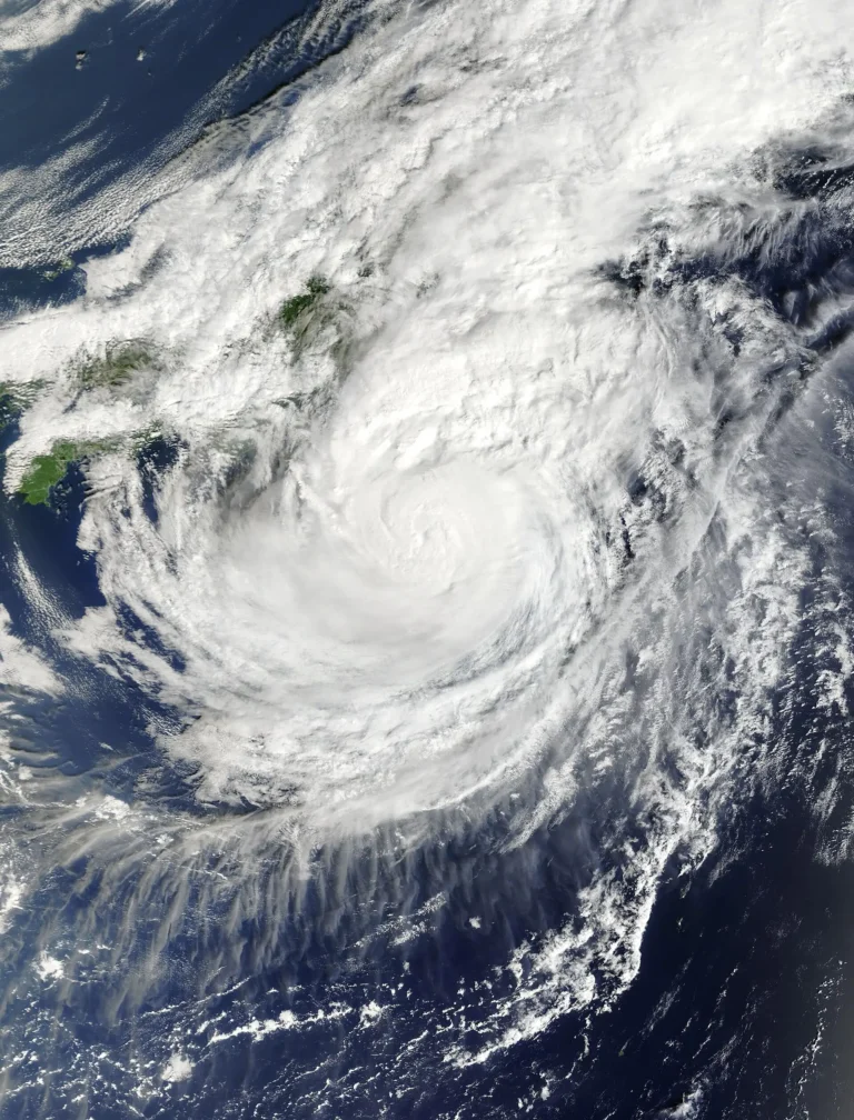 Tajfun Dujuan widziany z satelity Terra 20 września 2026 roku w pobliżu Japonii.