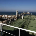 Tankowiec przy terminalu naftowym Al Basrah w Zatoce Perskiej