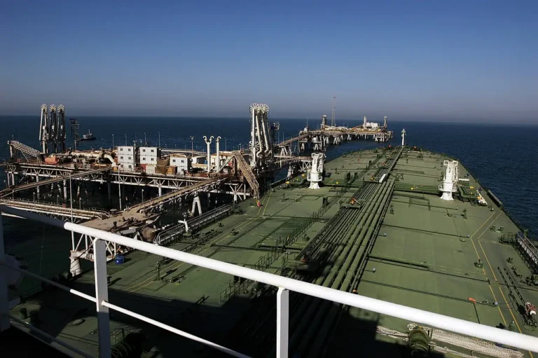Tankowiec przy terminalu naftowym Al Basrah w Zatoce Perskiej