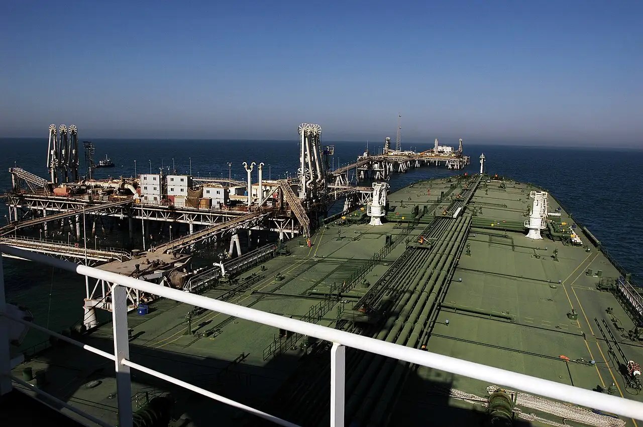 Tankowiec przy terminalu naftowym Al Basrah w Zatoce Perskiej