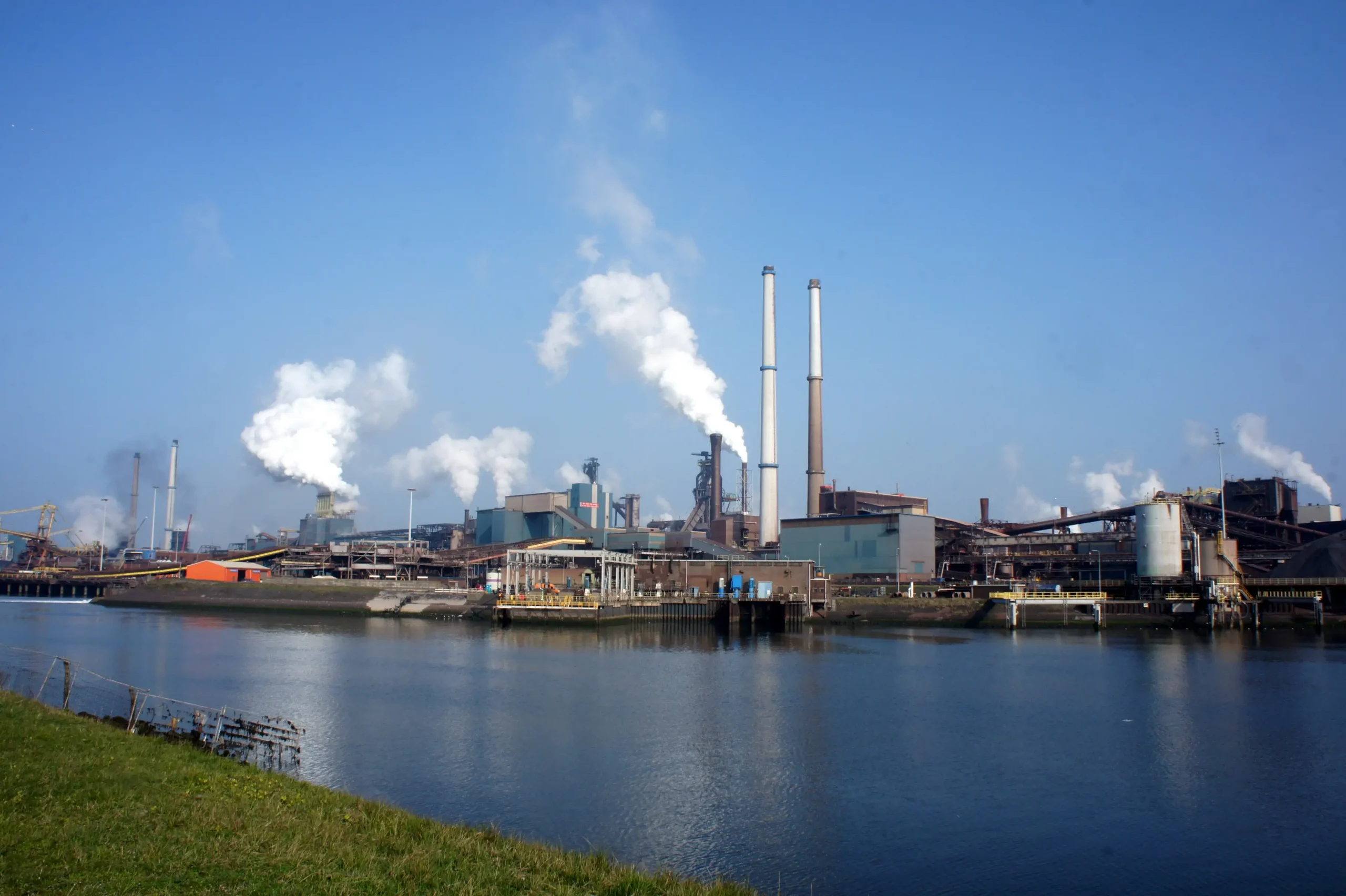 Zakład Tata Steel w IJmuiden – miejsce protestu pracowników sektora metalowego w Holandii
