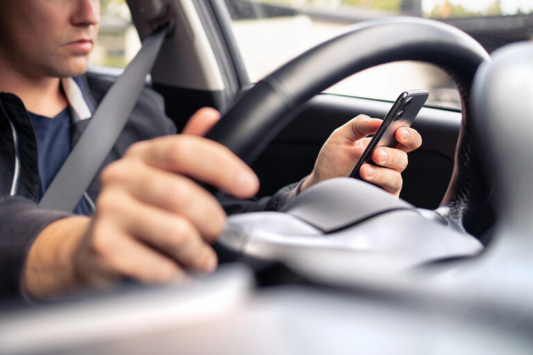 Telefon za kierownicą kosztuje 440 euro. Focusflitsers złapały ponad 16 tys. kierowców