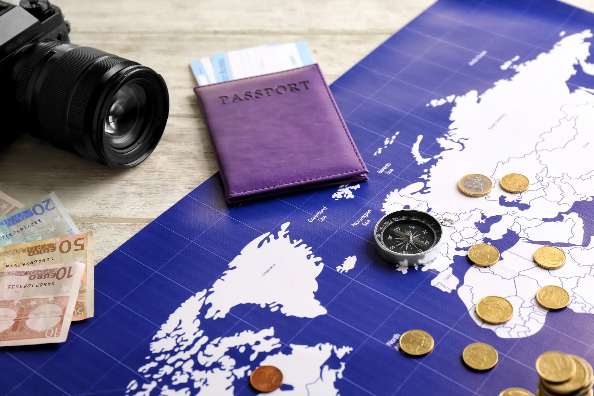 Paszport, aparat fotograficzny i euro symbolizujące vakantiegeld