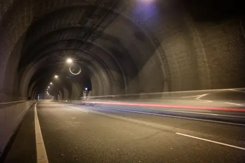Wnętrze Westerscheldetunnel w Zeeland, gdzie planowane są ograniczenia ruchu