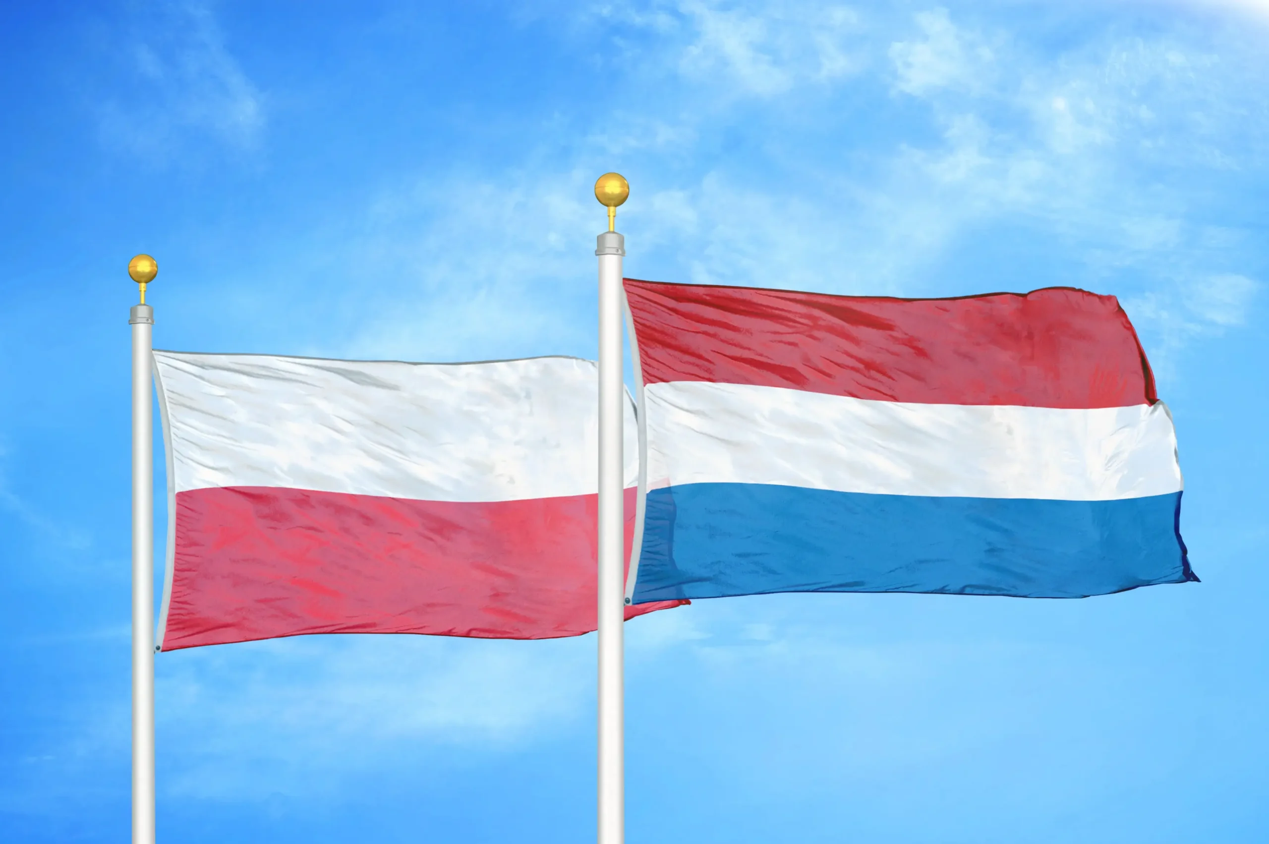 Flagi Polski i Holandii symbolizujące sprawy dotyczące świadczeń dla bezrobotnych