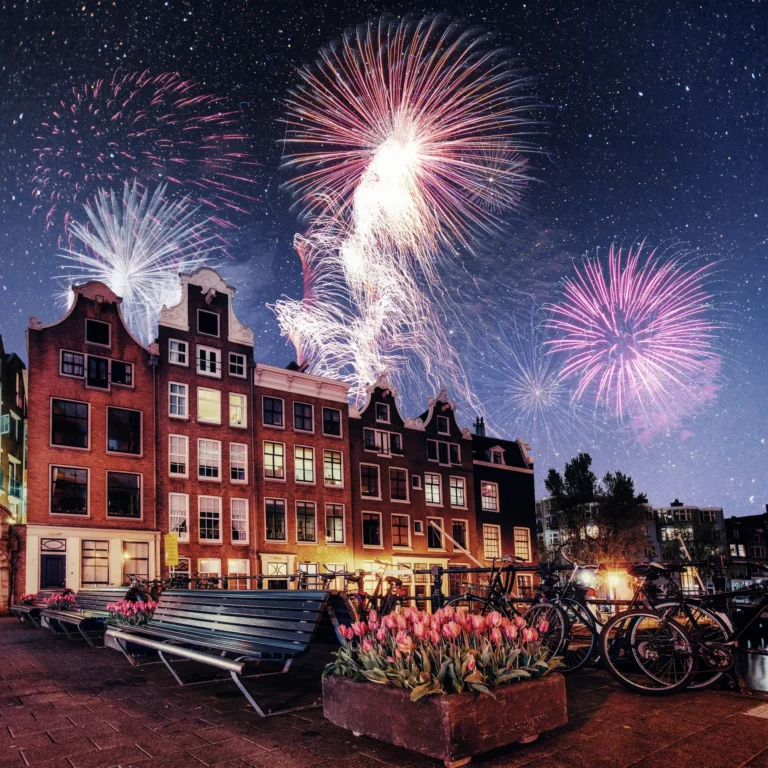 Fajerwerki nad Amsterdamem nocą – zakaz fajerwerków w Holandii od 2026 roku