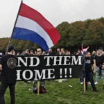 Uczestnicy demonstracji przeciwko polityce azylowej na Malieveld w Hadze, 20 września 2025 roku.