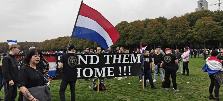 Uczestnicy demonstracji przeciwko polityce azylowej na Malieveld w Hadze, 20 września 2025 roku.