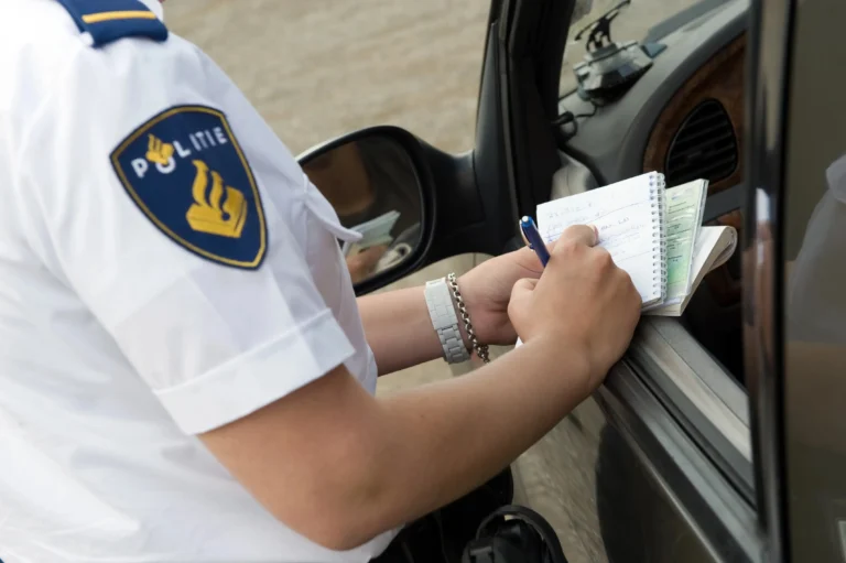 Zatrzymanie prawa jazdy w Holandii – policja, OM i CBR