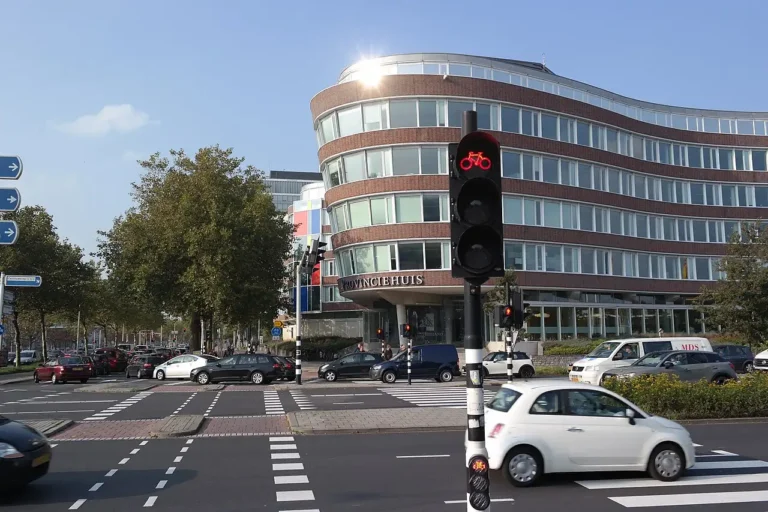 Siedziba władz prowincji Zuid-Holland w Hadze, gdzie podejmowane są decyzje dotyczące rozwoju regionu.