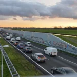 Ruch samochodowy na autostradzie A4 w Delft w Zuid-Holland