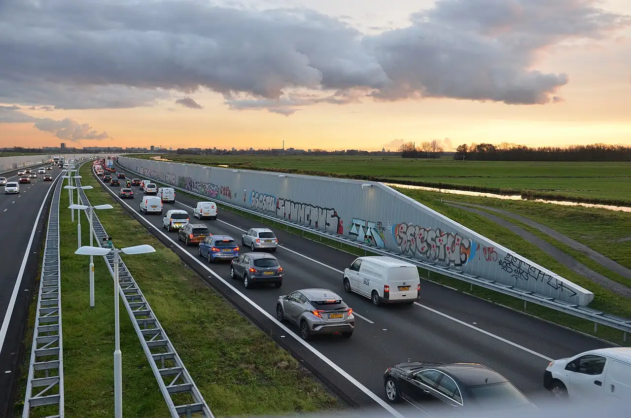 Ruch samochodowy na autostradzie A4 w Delft w Zuid-Holland