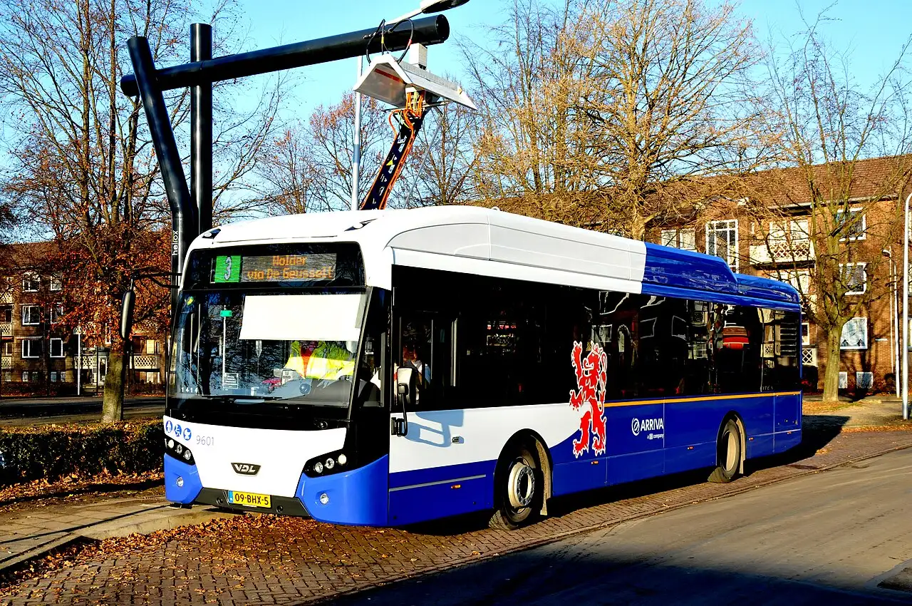 Elektryczny autobus Arriva 9601 w Maastricht w prowincji Limburg