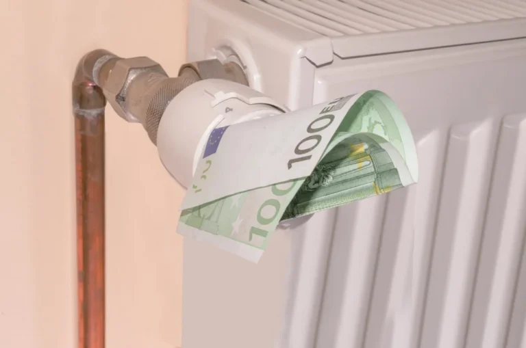 Termostat grzejnikowy z banknotem 100 euro symbolizujący rosnące ceny gazu i koszty ogrzewania w Holandii w 2026 roku.