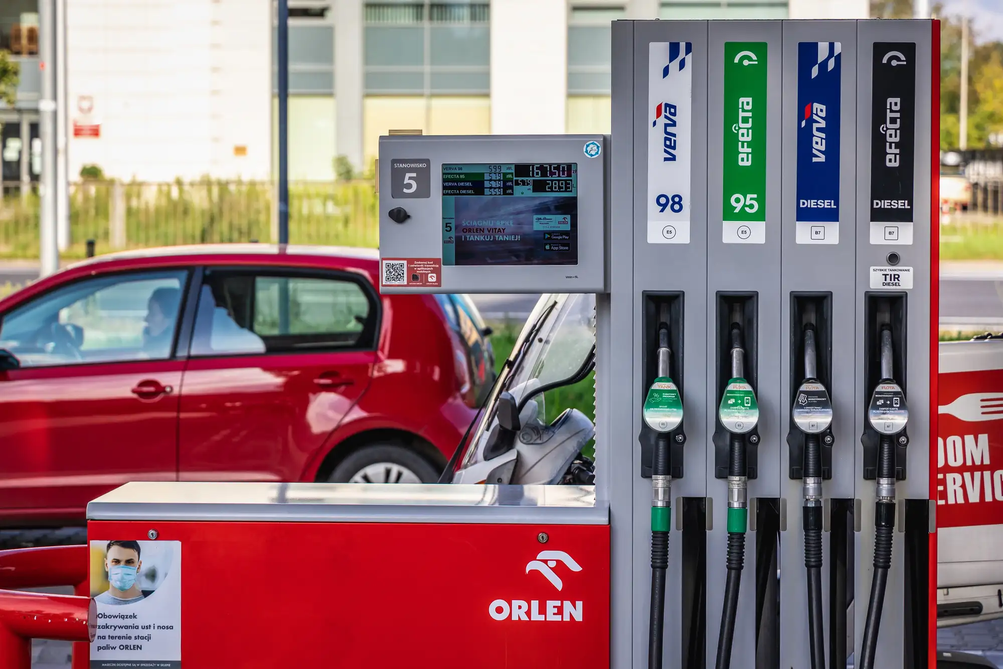 Dystrybutor paliwa na stacji Orlen w Warszawie – benzyna 95, 98 i diesel