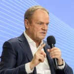 Premier Donald Tusk przemawia do mikrofonu podczas konferencji prasowej w Kijowie.