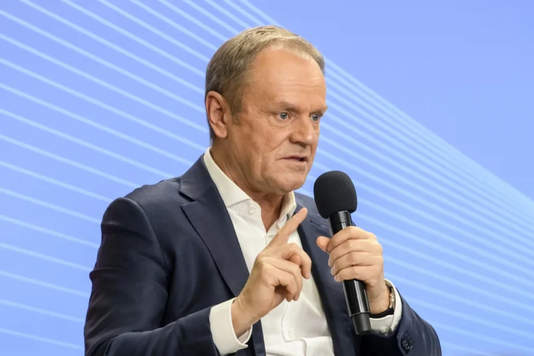 Premier Donald Tusk przemawia do mikrofonu podczas konferencji prasowej w Kijowie.