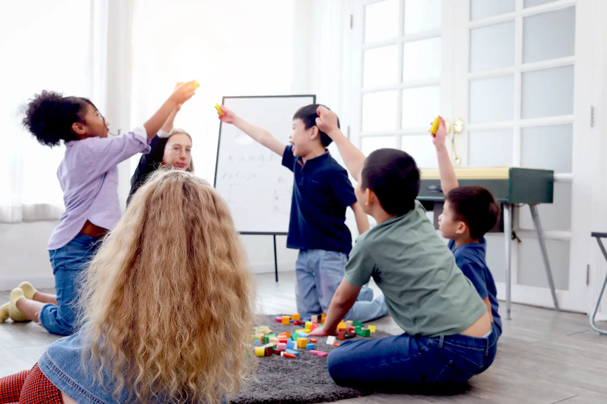 Dzieci podczas wspólnych zajęć edukacyjnych w wielokulturowej grupie