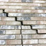 Pęknięcie ceglanej ściany budynku – możliwy objaw problemów z fundamentami domu