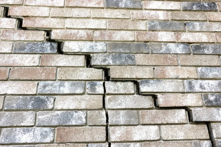 Pęknięcie ceglanej ściany budynku – możliwy objaw problemów z fundamentami domu
