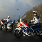 Funkcjonariusze holenderskiej żandarmerii Koninklijke Marechaussee na motocyklach podczas patrolu przy granicy z Niemcami.