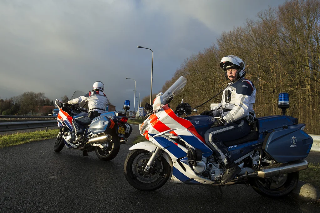 Funkcjonariusze holenderskiej żandarmerii Koninklijke Marechaussee na motocyklach podczas patrolu przy granicy z Niemcami.