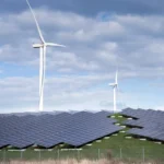 Turbiny wiatrowe i panele słoneczne na terenie Holandii