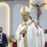 Papież Leon XIV w szatach liturgicznych podczas uroczystości religijnej na Gran Canarii w Hiszpanii