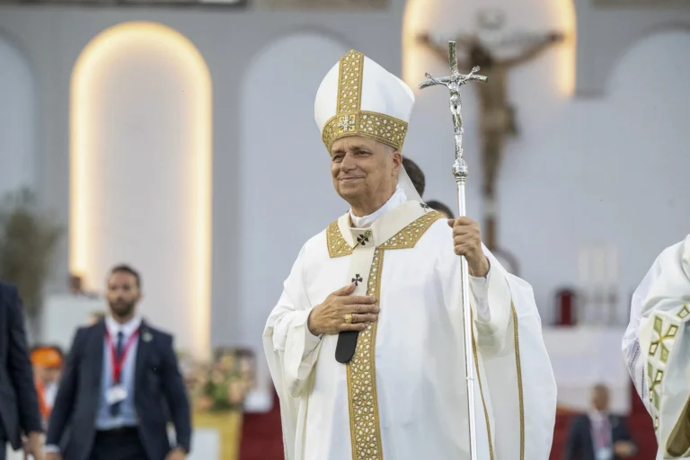 Papież Leon XIV w szatach liturgicznych podczas uroczystości religijnej na Gran Canarii w Hiszpanii