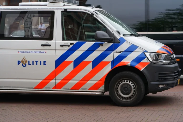 Holenderski radiowóz policyjny z oznaczeniem Politie – zdjęcie ilustracyjne do informacji o kradzieżach busów w Noord-Brabant.