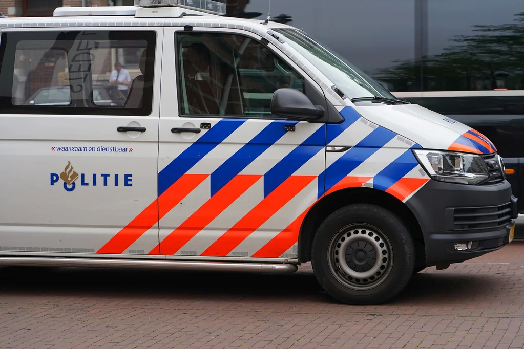 Holenderski radiowóz policyjny z oznaczeniem Politie – zdjęcie ilustracyjne do informacji o kradzieżach busów w Noord-Brabant.