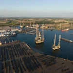 Widok z lotu ptaka na port przemysłowy we Vlissingen w prowincji Zeeland, nabrzeża przeładunkowe i statki.